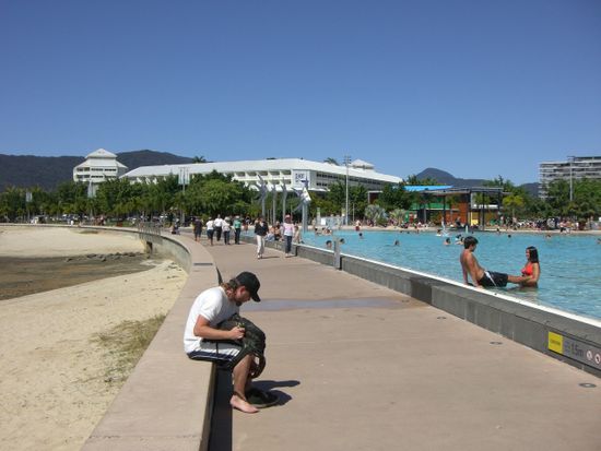Meer, Promenade und Pool.