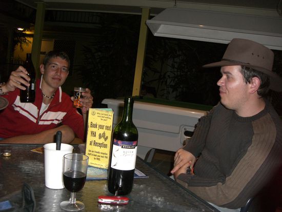 Ein gutes Glas Australischer Wein muss natuerlich auch mal sein. (Zum guten Glueck gibt es unsere alt bewaehrten Schweizer Sackmesser)