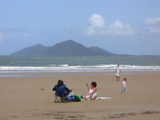 Mission Beach mit Duncan Island im Hintergrund.