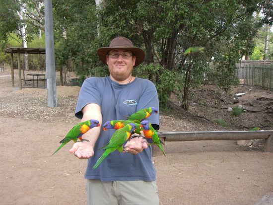 Ich mit den farbigen Voegeln.