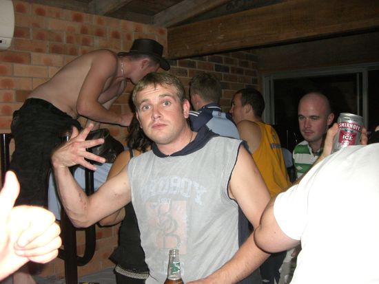 Die Iren am Party machen. Das ist so um 02.30 Uhr. Wie soll man denn hier schlafen koennen...
