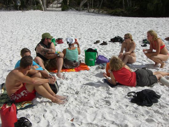 Ein Teil unserer Gruppe. Hier sieht man wie weiss der Strand ist. Echt hammer!