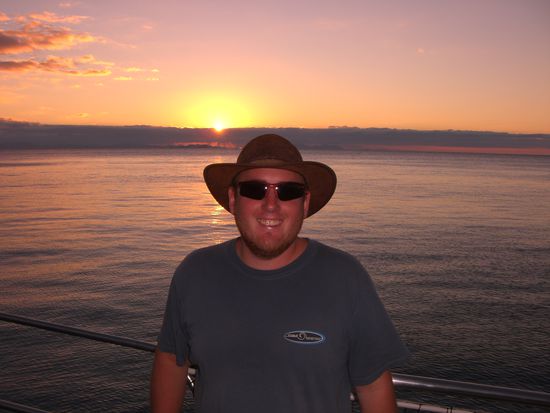 Nochmals ich aber mit Sonnenuntergang. Nicht uebel, hmm!?