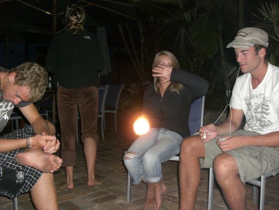 Am Abend beim Lagerfeuer.