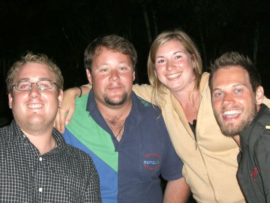 Im Ausgang im lokalen Pub. (Rico, Joe (Australien), Kathi und Chris (beide Austria).