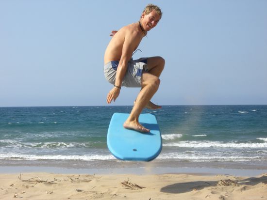 Lasse beim Sandsurfen.