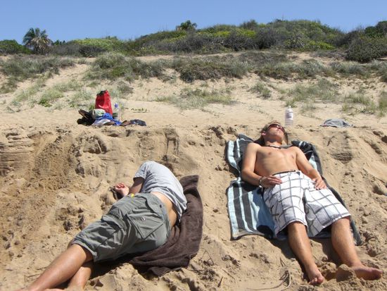 Chris und Lasse am Strand.