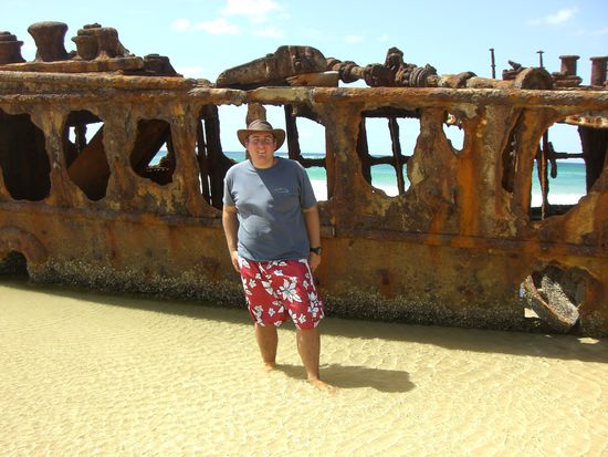 Ich vor einem Wrack.