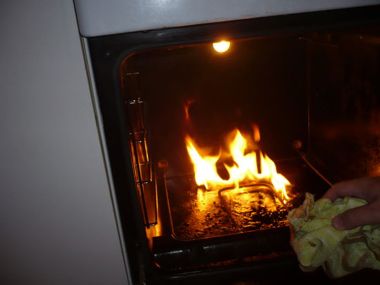 und brennt noch immer. Ihr koennt euch ja gar nicht vorstellen wie ich im Backpacker rumgesprungen bin und einen Feuerloescher gesucht habe. Naja, im nachhinein ist es schon ziemlich lustig