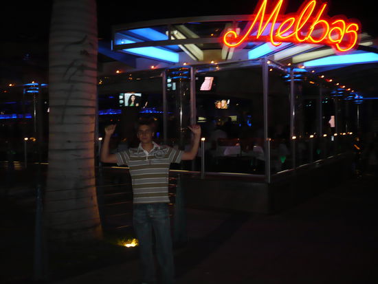 Chris vor dem Melbas Club. Ich bin da mit Sandalen und Shorts reingekommen. Wer schon man in Australien war weiss was das fuer ne "Leistung" ist!