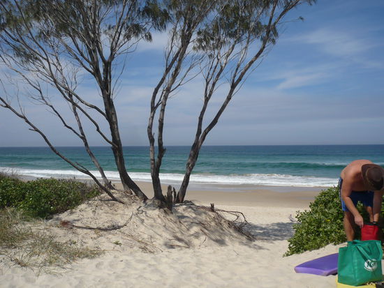 Ich an unserem einsamen Strand mit Body Board.