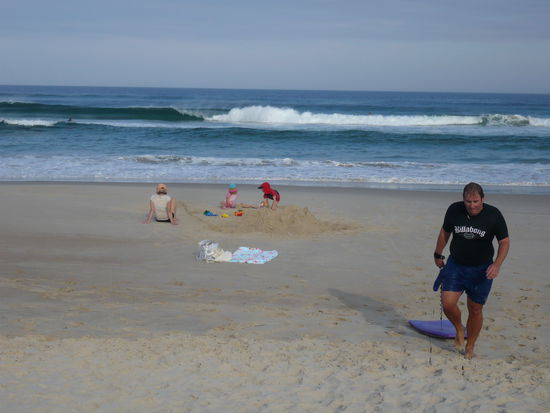 Ich mit haengendem Kopf nach dem Body Boarden als die doofen Kinder unsere Sandburg zerstoert haben...