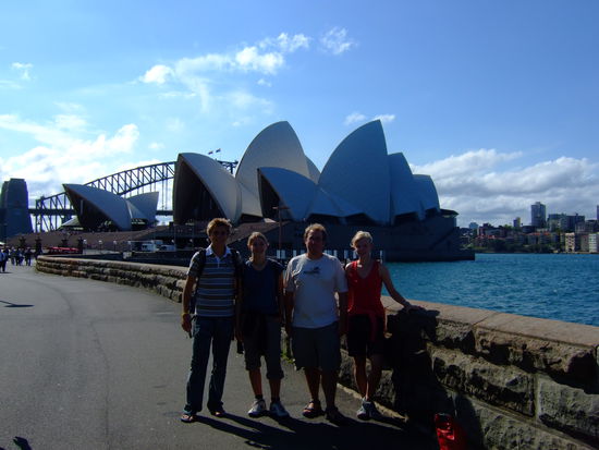 Wir vier vor der Oper.