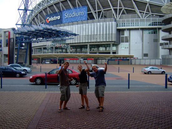 Chris, Eva und ich vor dem Telstra Stadium.
