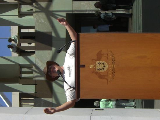 Und ein anderer Typ am Rednerpult 