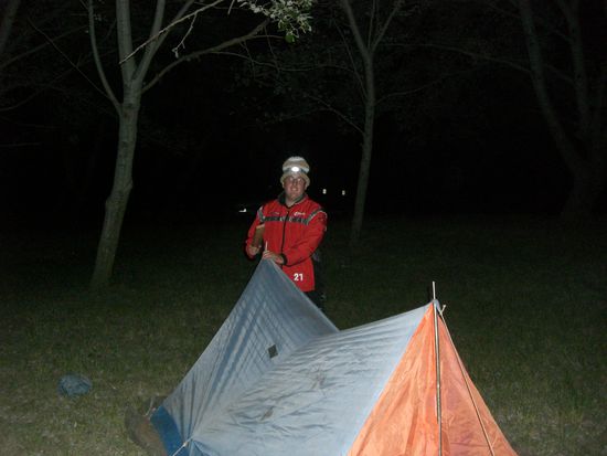 Ich beim Zeltaufbau.