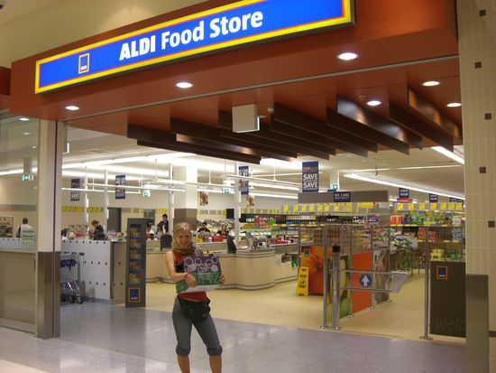 Kristina vor dem Aldi in Canberra.
