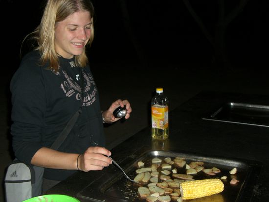 Eva beim Kochen im Park.