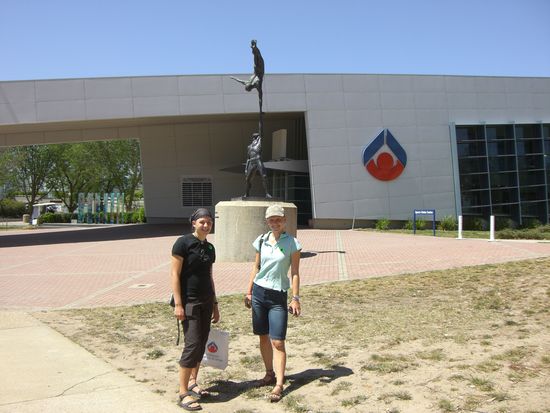 Eva und Kristina vor dem Australian Institute of Sport.