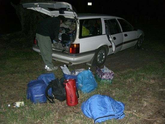 Beim Auspacken am Schlafplatz.