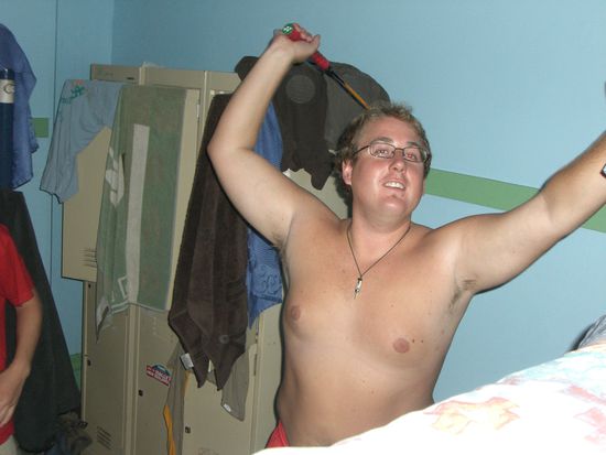 Ich beim Badminton spielen im Zimmer.