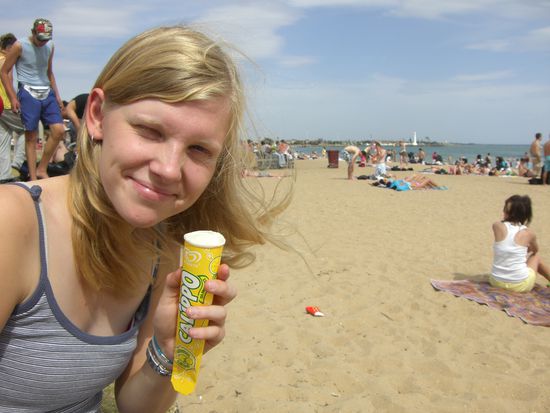 Kristina am Strand von St. Kilda.