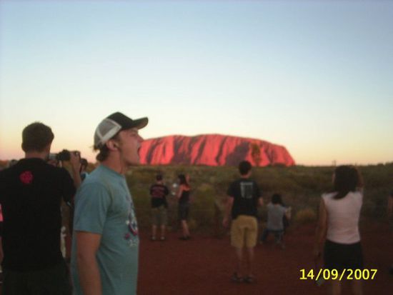 Tim beisst in den Uluru.