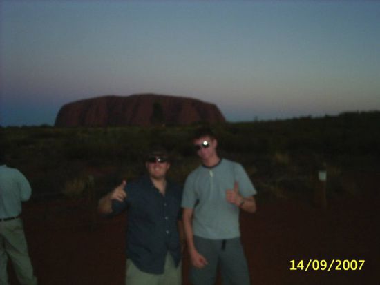 Niall und ich vor dem Uluru.