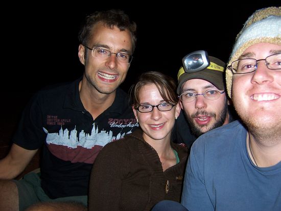 Tobi, Juanita, Mike und ich am Abend beim Lagerfeuer.