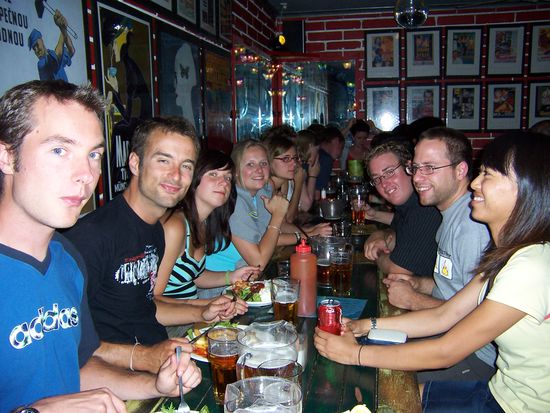 Die Gruppe beim Abschlussessen im Hostel in Alice Springs.