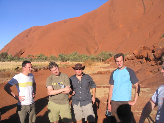 Gruppenbesprechung im Outback bei den Olgas. Ne, es war gar nicht heiss und es hatte auch überhaupt keine Fliegen...