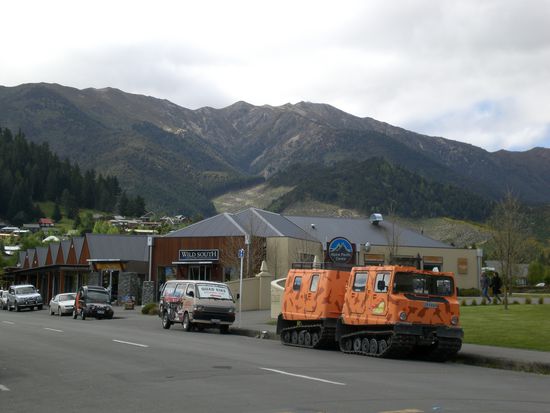 Raupenfahrzeuge in Hanmer Springs. Skigebiet und Thermal Resort. Man koennte auch sagen das Bad Ragaz Neuseelands