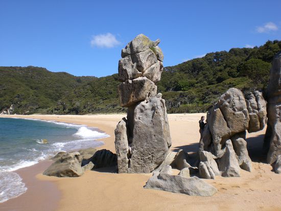 Zwischenhalt am Strand. Irgendwo seht ihr Eva beim Klettern.