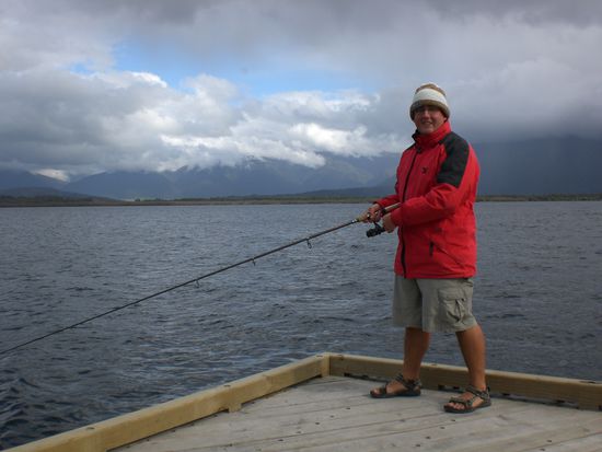 Rico beim Fischen am Lake Brunner.