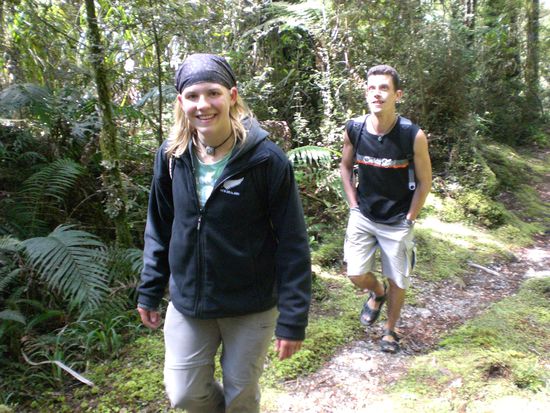 Eva und Frischi beim Wandern im Regenwald.