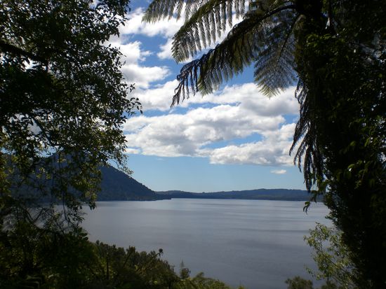 Aussicht auf den See waehrend der Wanderung.