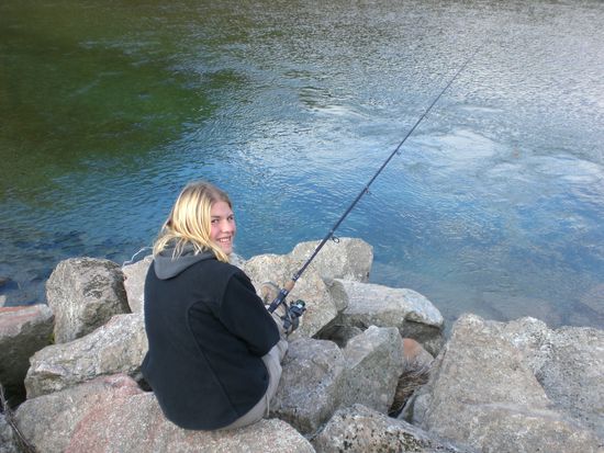 Eva beim Fischen am Peringa River.