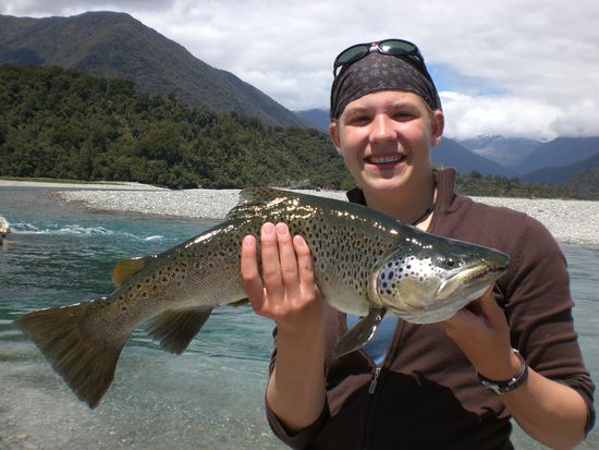 Bei Eva sieht die Forelle irgendwie groesser aus. Naja, sie ist ja auch nicht so breit wie ich 