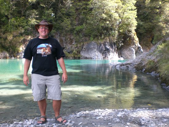 Rico vor dem schoenen Fluss.