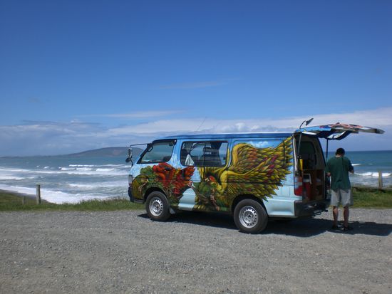 Beim Muscheln Kochen am Meer.