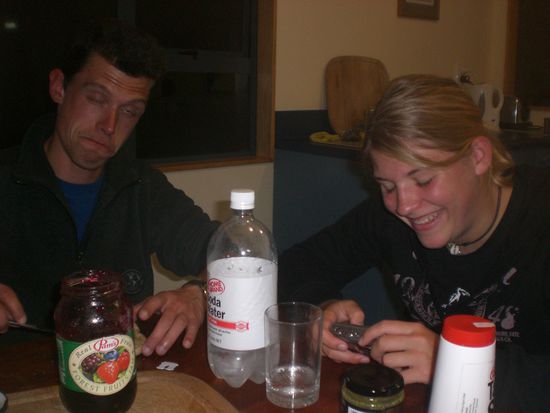 Frischi und Eva beim Abendessen auf dem Camping.