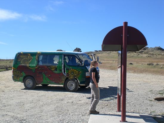 Eva bei einer Tafel. Hast du diese Tafel eigentlich auch fotographiert Eva?