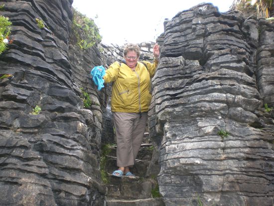 Eva zwischen den Pancake Rocks 