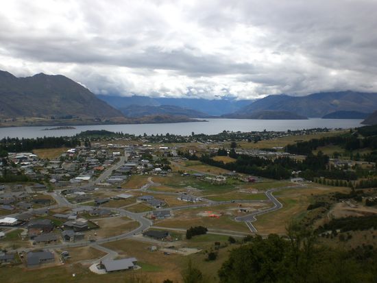 Blick vom Iron Hill ueber Wanaka.