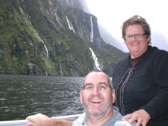 Alfred und Eva vor den Wasserfaellen des weltbekannten Fiordes.