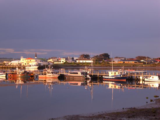 Der Hafen in Riverton, wo wir Marianne, die seit ueber 10 Jahren in Neuseeland besucht haben, wohnt.