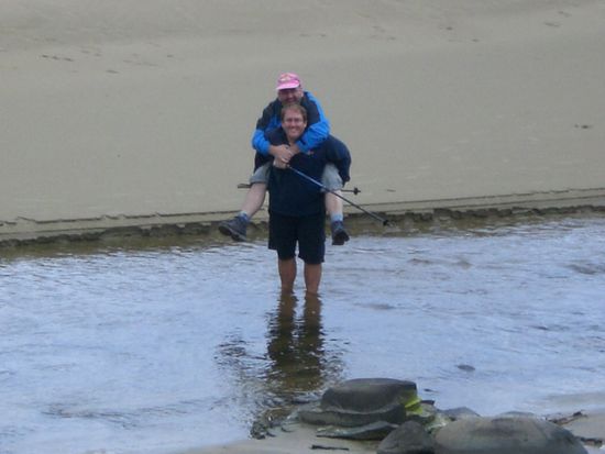 Ja, da musste ich meinen Vater ueber den Fluss tragen damit er keine nasse Schuhe bekommt. Waer halt schon bloed 3 Stunden mit nassen Schuhen wandern zu gehen 