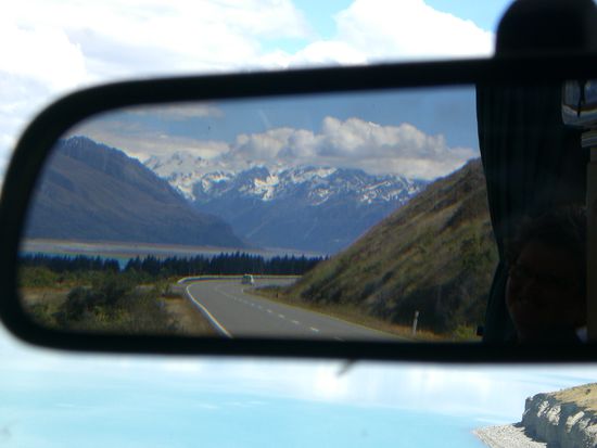 Aussicht auf dem Rueckspiegel. Unten rechts mag jemand richtig strahlen 