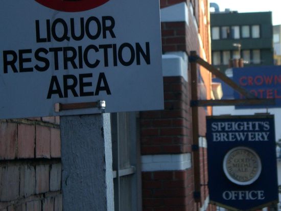 Und diese beiden Schilder standen direkt vor der Brauerei... Beachtet oben links und unten rechts 
