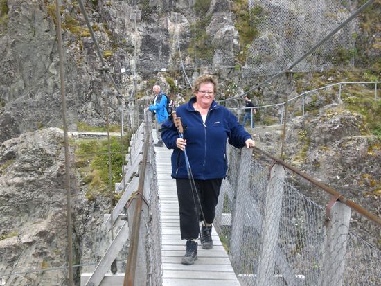 Eva und Fredy ueberqueren die zweite Haengebruecke auf der Wanderung zum Mount Cook, dem hoechsten Berg Neuseelands.